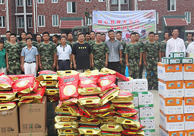 慰問一線抗洪戰士